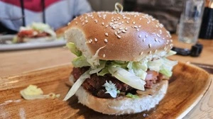 Wir haben den Mehlwurm-Burger in Klagenfurt für euch getestet