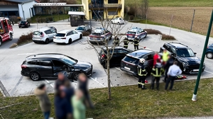 Man sieht gepixelte Personen um die Unfallautos stehen