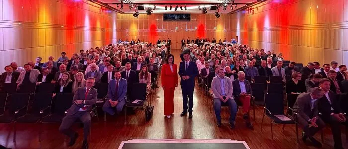 Lagger-Pöllinger gemeinsam mit Regierungskollege Martin Gruber bei der heurigen Bürgermeister:innenkonferenz