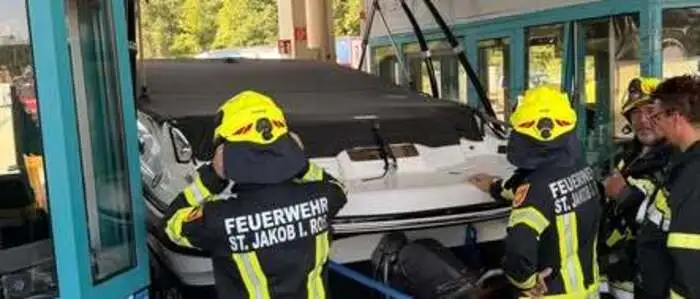 Das Mauthäuschen wurde beschädigt