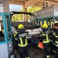 Das Mauthäuschen wurde beschädigt