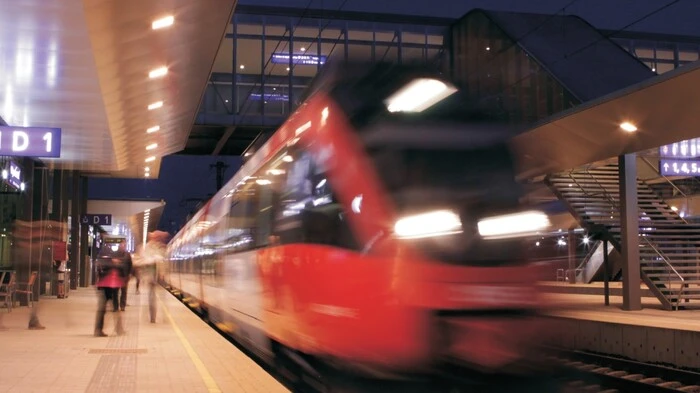 Man sieht einen Zug bei Dunkelheit einfahren