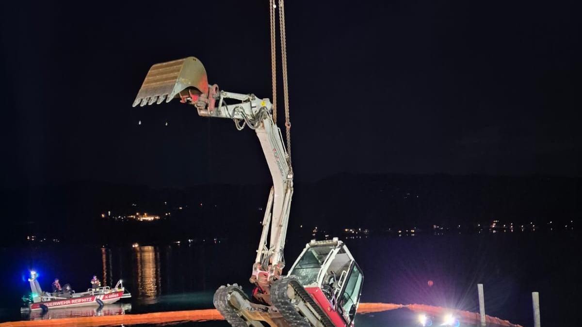 In einem Kraftakt wurde der Bagger aus dem Wörthersee geborgen