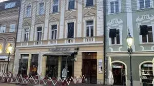 Hausfassade mit zerstörten Fenstern | Hier am Alten Platz in Klagenfurt wurden zwölf Fenster durch einen Böller zerstört