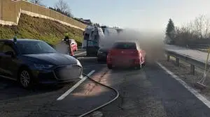 Man sieht zwei Unfallautos und einen Rettungswagen dahinter | Der Unfall ereignete sich am Freitagmorgen bei Wernberg