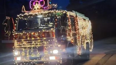Ein Feuerwehrauto wurde mit Lichterketten festlich geschmückt  | Der Himmelberger „Firetruck“ 