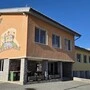 Man sieht ein oranges Schulgebäude