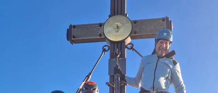 Die Kärntner Seilschaft mit Max Fritz und Bischofsvikar Engelbert Guggenberger nahm das Wahlplakat mit auf den Großglockner