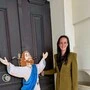 Man sieht eine Frau und eine Jesus-Darstellung
