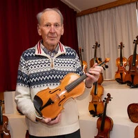 Helmut Lexer im Geigenmuseum, einem Herzensprojekt