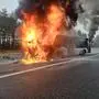 Ein Bus steht in Vollbrand  | Das Fahrzeug brannte fast vollständig aus 