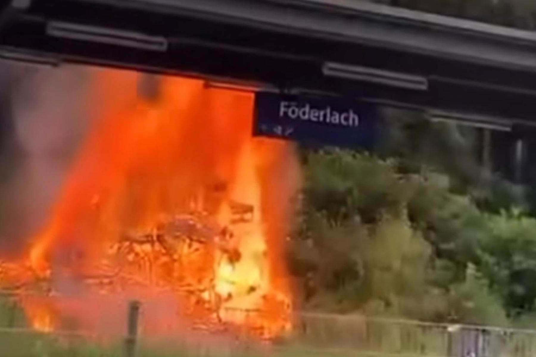 Direkt neben Gleisen: Einsatzkräfte bei Feuer hinter Bahnhof Föderlach gefordert