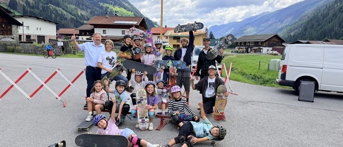Man sieht viele Kinder und Erwachsene in Skater-Ausrüstung