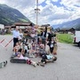 Man sieht viele Kinder und Erwachsene in Skater-Ausrüstung
