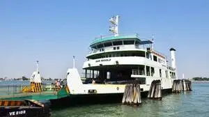 Der Wagen stürzte beim Auffahren auf eine Fähre ins Wasser (Archivfoto) 