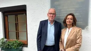 Slowenenvertreter Bernard Sadovnik, dessen Vorfahren Opfer am Peršmanhof waren, mit der slowenischen Außenministerin Tanja Fajon vor Ort