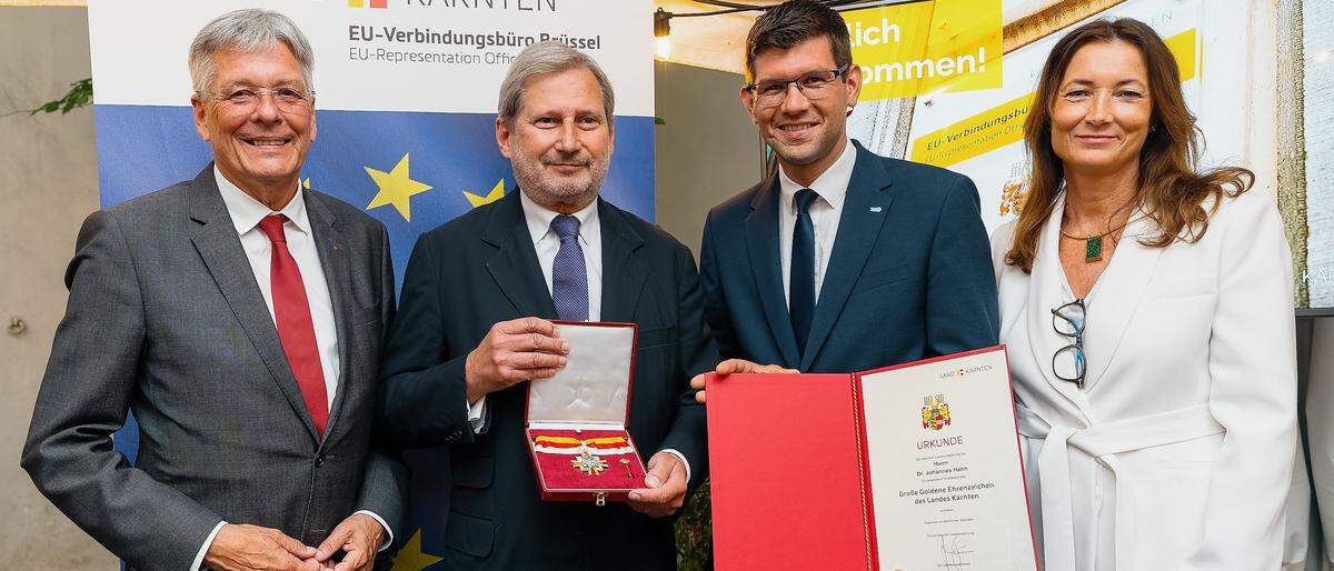 P. Kaiser, M. Gruber und M. Rattinger überraschten Kommisar Hahn mit höchster Auszeichnung des Landes