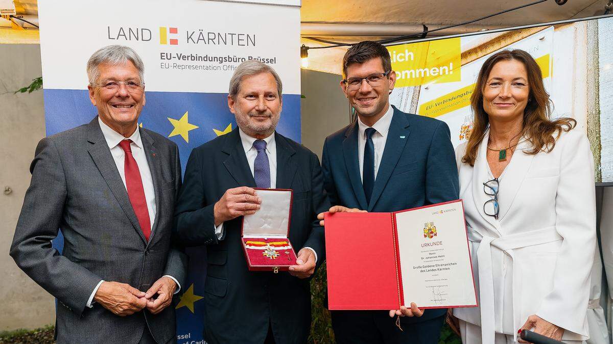 P. Kaiser, M. Gruber und M. Rattinger überraschten Kommisar Hahn mit höchster Auszeichnung des Landes