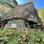 Unter einem großen Felsen wurde ein Steinhaus gebaut