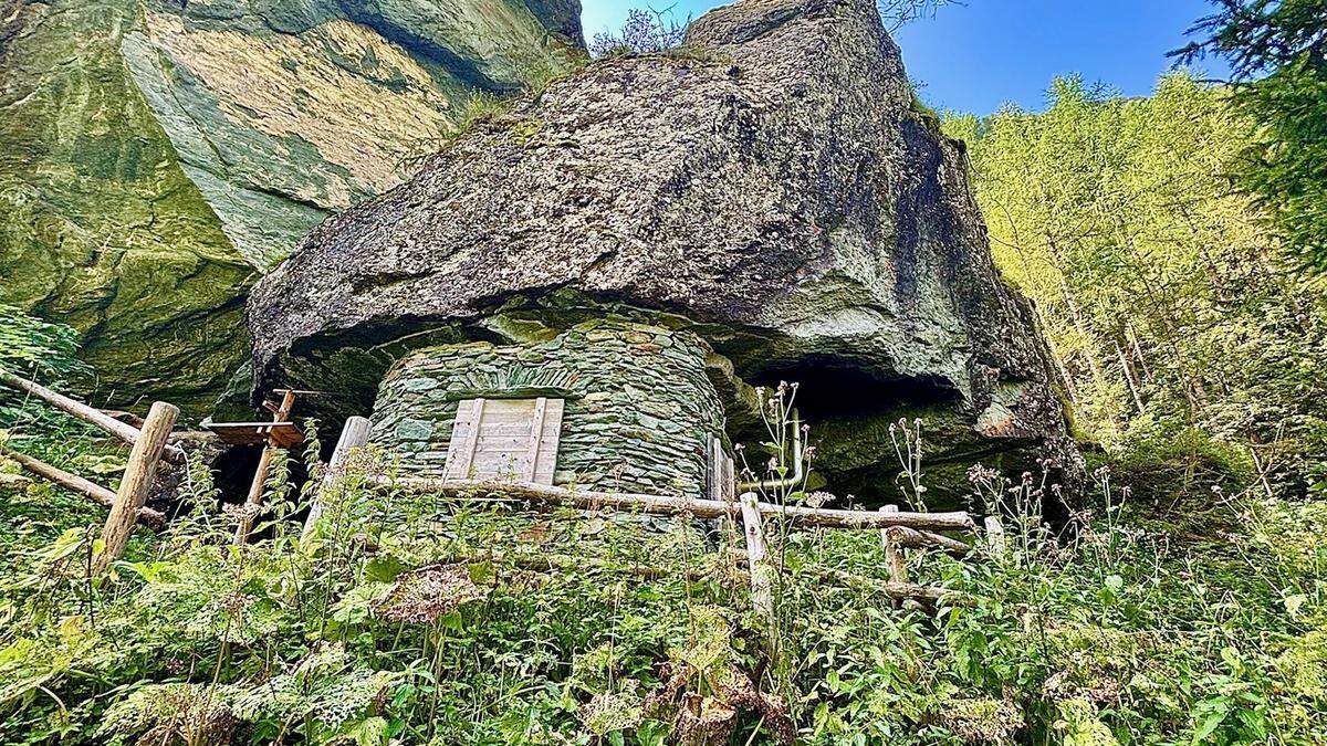 Unter einem großen Felsen wurde ein Steinhaus gebaut