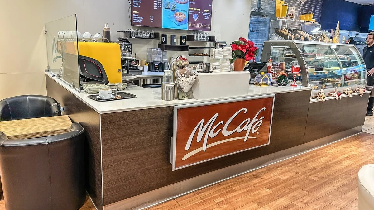 Man sieht ein Verkaufspult in einer Fast Food-Filiale | Ein originales McCafé-Verkaufspult und andere Exponate kann man bis Ende Jänner ersteigern
