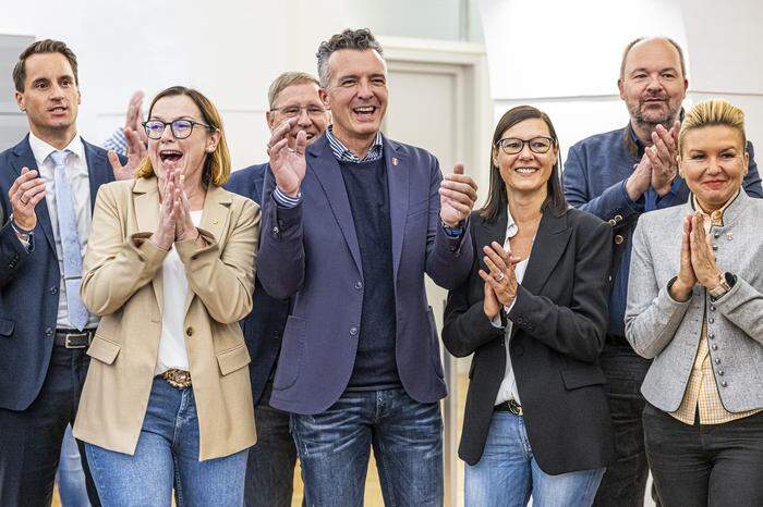 Die FPÖ liegt in der bundesweiten Hochrechnung in Front, Kärnten-Spitzenkandidat und Stadtparteiobmann Gernot Darmann (mitte) freut sich