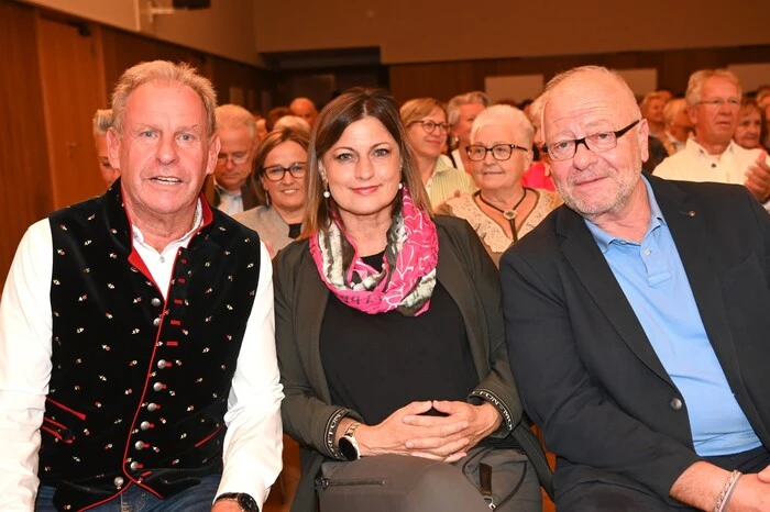 Bürgermeister Harald Tellian (li) mit Wolfgang Rauchegger und Gattin Kathrin, die künftig den MGV St. Filippen leiten wird