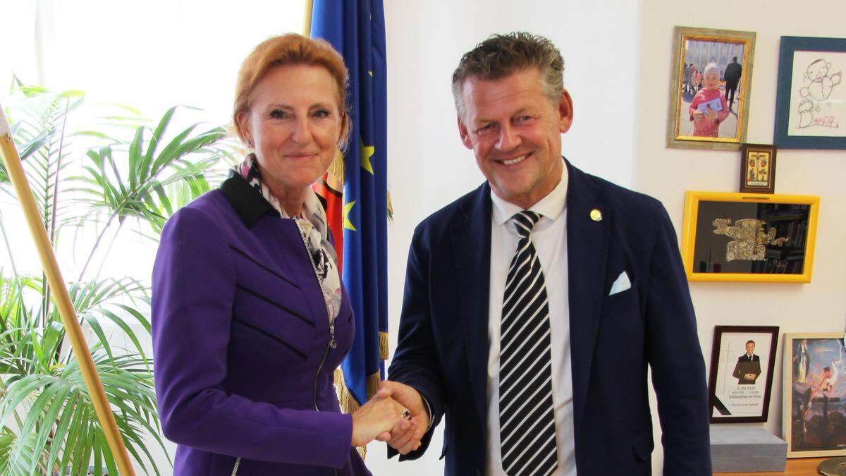 Isabella Jandl (links) mit Bürgermeister Christian Scheider (TK)