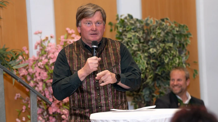 Stiftspfarrer Christian Stromberger begeisterte mit seiner launigen Moderation das Publikum im Rathaussaal Ferlach