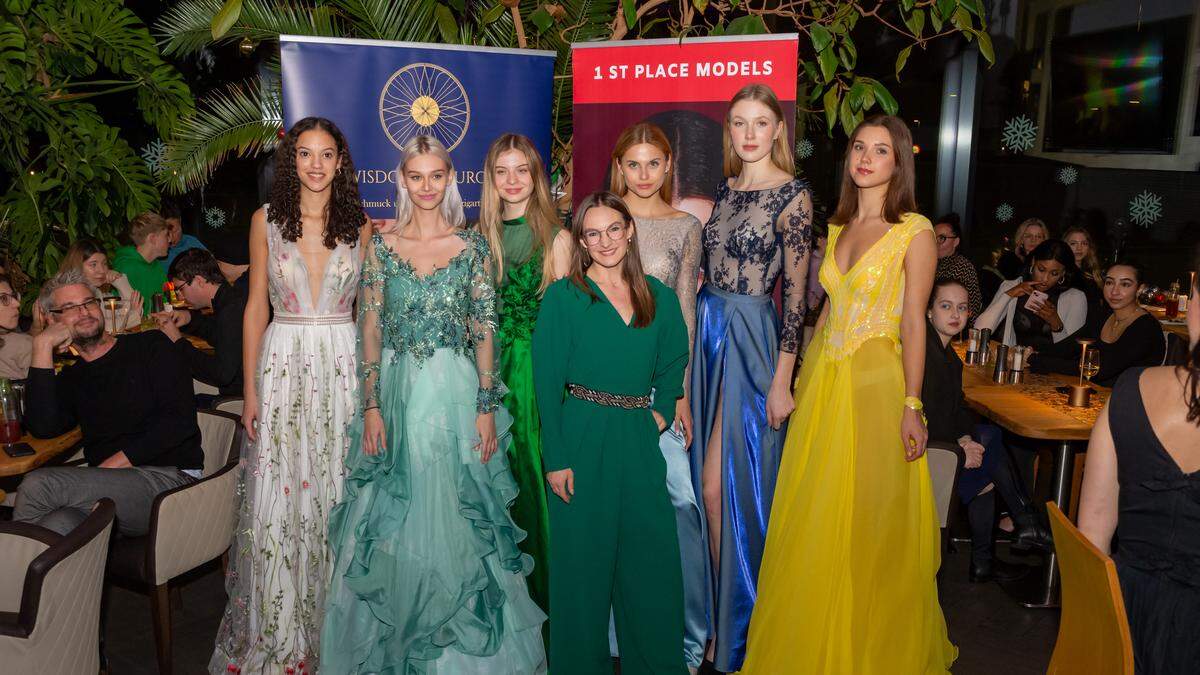 Von links: Kassara Speiser, Katharina Jordan, Caroline Fiedler, Lea Zeisberger, Sarah Schmidt, Laura-Sophie Lang und im Vordergrund Designerin Julia-Lara König