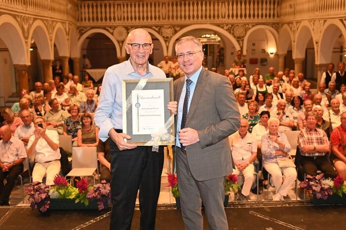 Komponist Hellmuth Drewes  und Bürgermeister Martin Kulmer mit der Ehrenurkunde