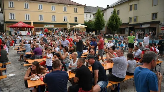 Ein voller Hauptplatz am Freitagabend in Ferlach