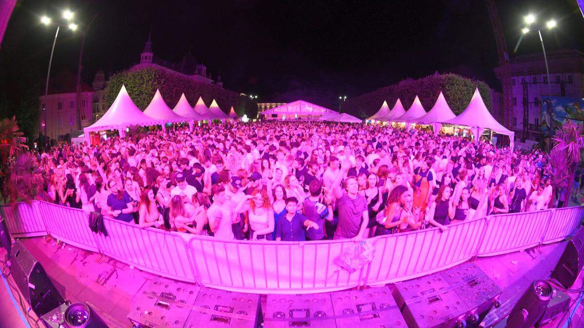 Unzählige Klagenfurter feierten am Neuen Platz die „City Summer Vibes“-Party