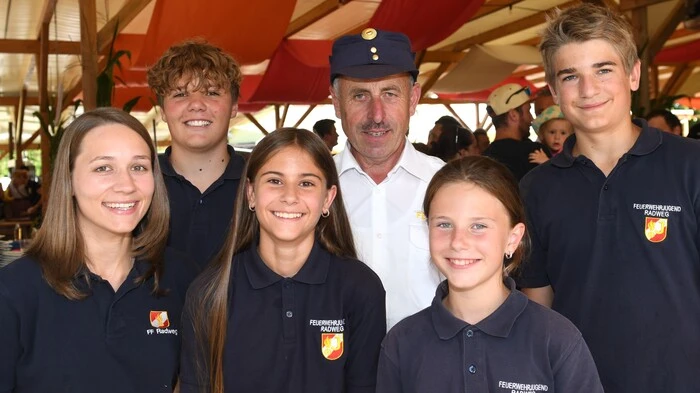 Kommandant August Striessnig mit Vanessa, Maxi, Haylie, Amelie und Benjamin von der Feuerwehrjugend