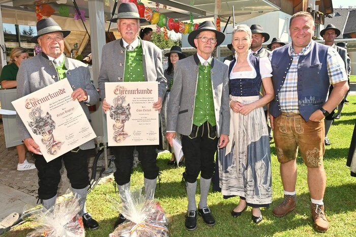 Die Musikanten Erwin Eberhard und Gerhard Happerger wurden vom Obmann Walter Jost, Landeshauptmannstellvertreterin Gaby Schaunig und Bürgermeister Werner Egger als Gründungsmitglieder für ihre sechzigjährige Mitgliedschaft geehrt