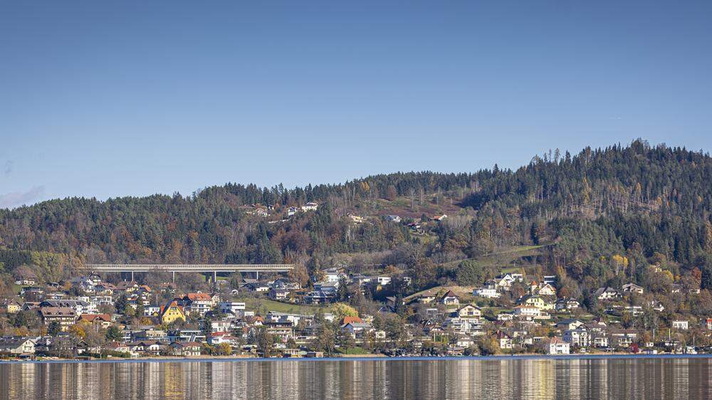 Blick von der Gemeinde Maria Wörth auf das Grundstück am Pirker Kogel (rechts ober der Autobahn)