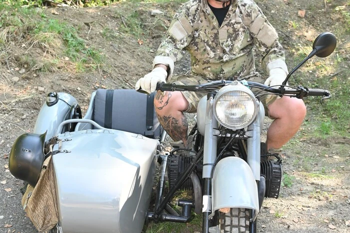 Dieser Beiwagenfahrer kam auf einer Rarität zum Flohmarkt