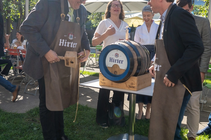 Nach den Begrüßungsworten erfolgte der traditionelle Bieranstich, der den offiziellen Startschuss für den Kirchtag markierte.