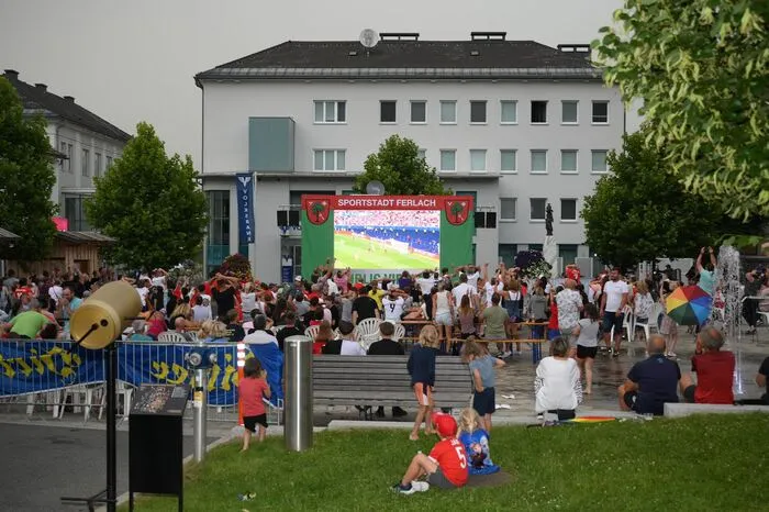 Beim Public Viewing wurde der Sieg Österreichs gegen Polen gefeiert