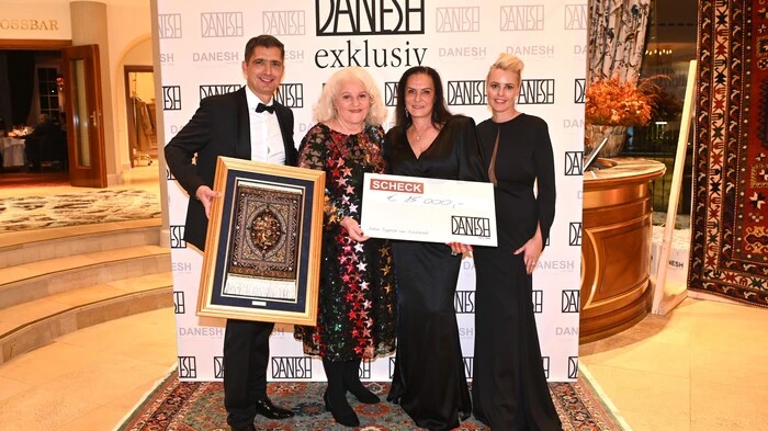 Kurosh Danesh, Marika Lichter, Brigitte Glock (die gemeinsam mit Sohn Stefan einen Megaanteil der Spende für das Kinderschutzzentrum Delfi in Klagenfurt und eine Gruppe behinderter Kinder  geleistet hat) und Anja Danesh