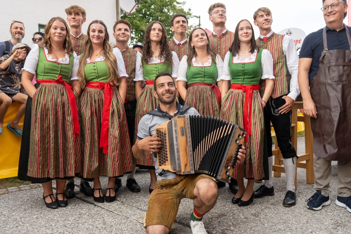 Die gute Stimmung und das vielfältige Programm machten das Dorffest zu einem gelungenen Treffpunkt für Einheimische und Gäste gleichermaßen.