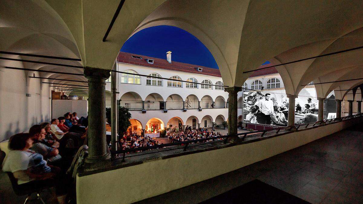 Seit dem Jahr 2000 findet das Open-Air-Kino im Klagenfurter Burghof statt