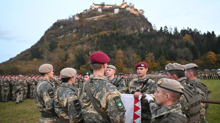 Vor der Burg legten die Rekrutin und die Rekrutinnen ihren Eid ab