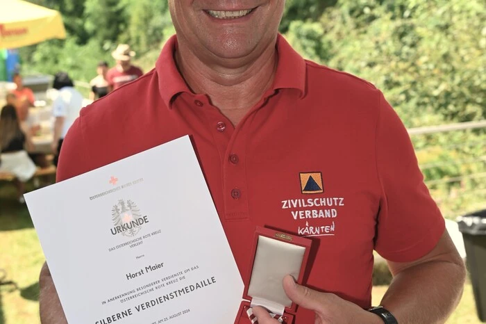 Horst Maier wurde die silberne Verdienstmedaille verliehen