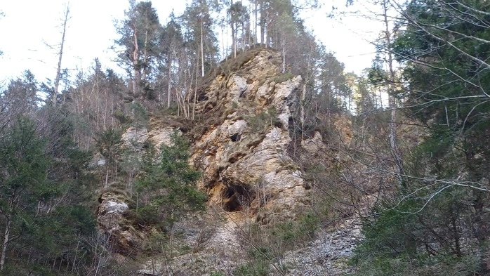 Oberhalb der Straße lauert die Gefahr