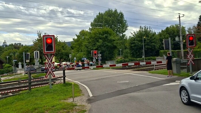 Nachdem im Gemeinderat keine Einigung erzielt werden konnte, muss Krumpendorf 1,3 Millionen Euro für die Erneuerung der Bahnübergänge aus der eigenen Tasche bezahlen