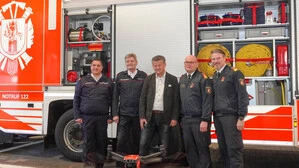 Bezirksfeuerwehrkommandant Franz Socher (links) und Branddirektor Herbert Schifferl (zweiter v. rechts) haben sich derzeit nicht viel zu sagen. Bürgermeister Christian Scheider (Mitte) hat beide Seiten zu einem Gespräch geladen
