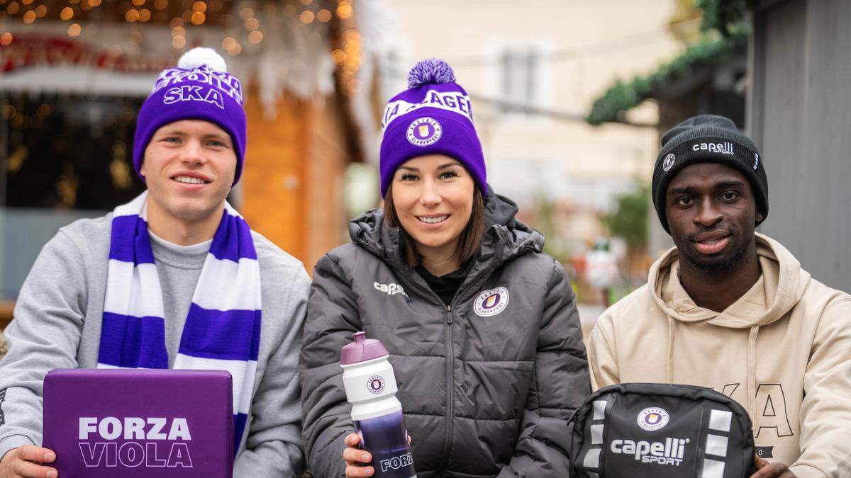 Austria-Profis Jonas Kühn und Solomon Bonnah mit Vanessa Arthofer von den Austria-Frauen 