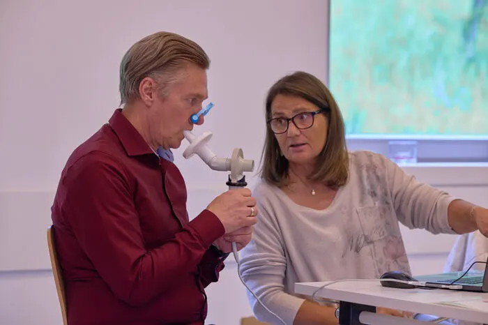 Ein zentrales Element war die beliebte Gesundheitsstraße, bei der Besucher:innen kostenlose Checks wie Blutzucker- und Lungenfunktionstests sowie Hör- und Körperfettanalysen in Anspruch nehmen konnten. Für Bewegung und Spaß sorgten eine mobile Kletterwand, eine Hüpfburg sowie die Möglichkeit, E-Bikes zu testen.