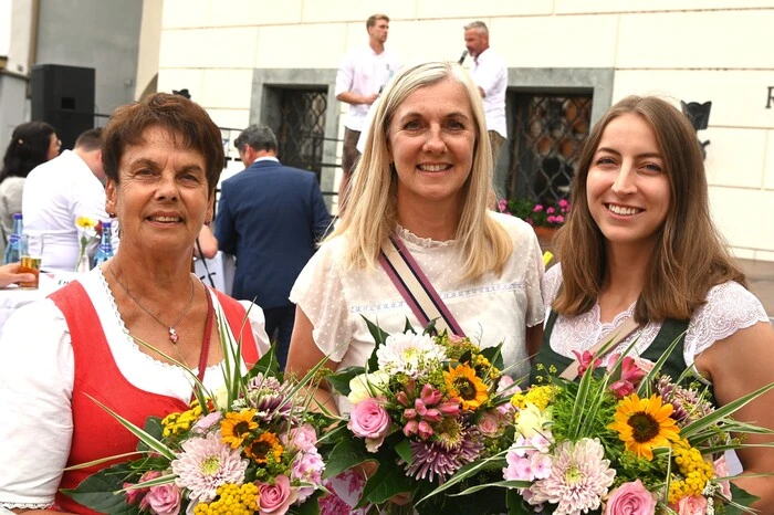 Oma, Mama und Schwester des Stars waren von den Feierlichkeiten überwältigt